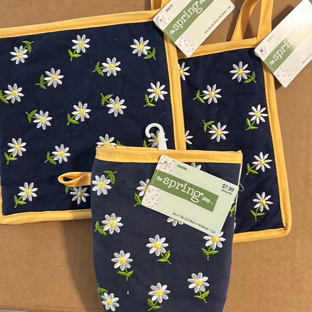 NWT potholders and oven mitt.